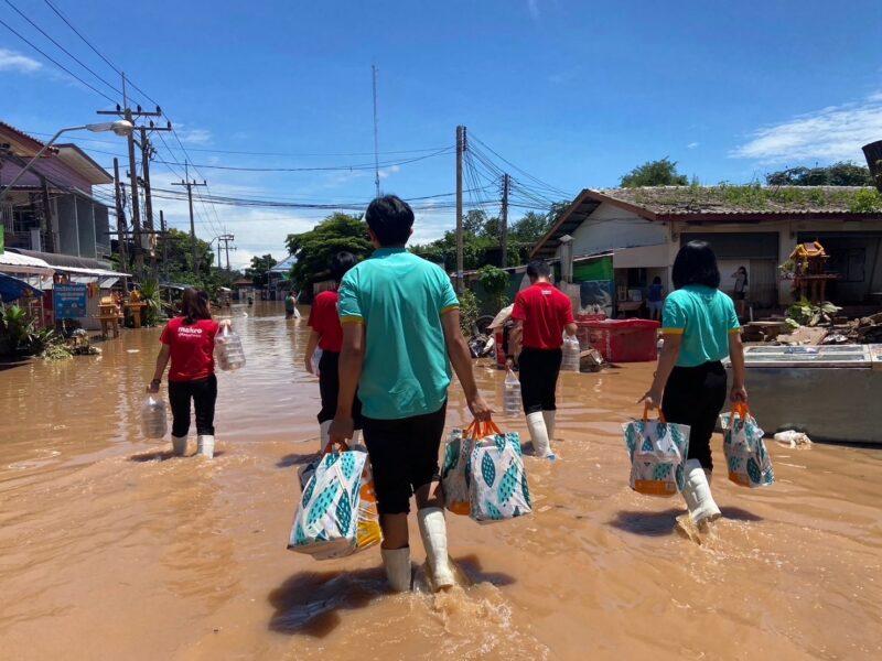 แม็คโคร-โลตัส เคียงข้างสังคมไทย ลงพื้นที่ช่วยเหลือผู้ประสบภัยน้ำท่วมอย่างต่อเนื่อง